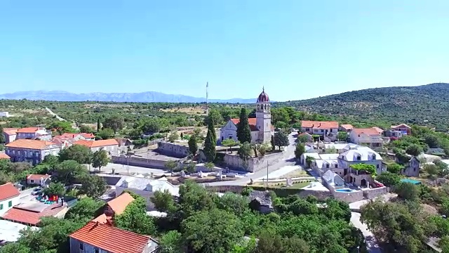 鸟瞰图的东吉胡马克老定居点在岛上BraÄ视频素材