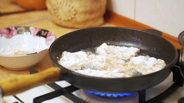 在家庭厨房用煎锅煮肉排视频素材