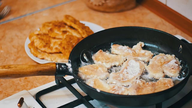 在家庭厨房的煎锅上煎肉排视频素材