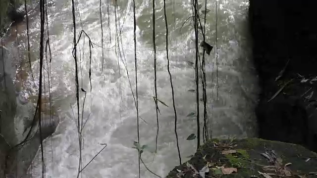 傍晚时分，小河流水带着小裂缝在石架上流动视频下载