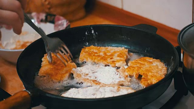 在家庭厨房的煎锅上煎肉排视频素材