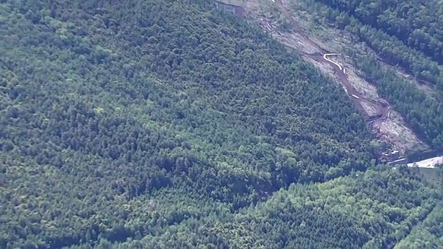 日本山梨县夏季富士山的空中摄影视频素材