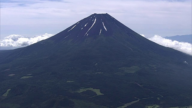 日本山梨县夏季富士山的空中摄影视频素材