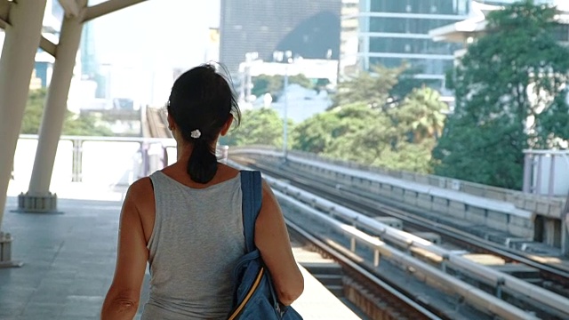 在站台上行走的女人视频素材