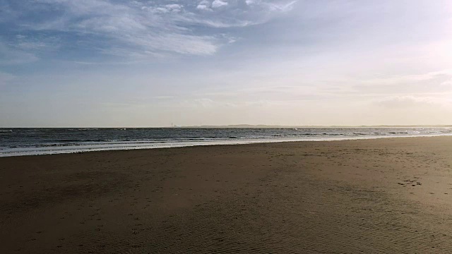 海天相接，海浪撞击着空旷的海滩视频素材