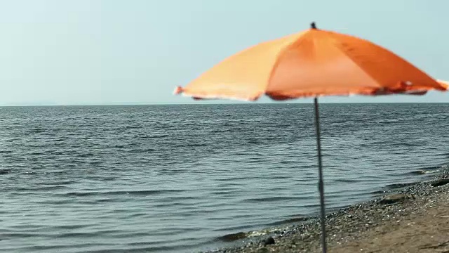 空旷的海滩上的海景遮阳伞视频素材