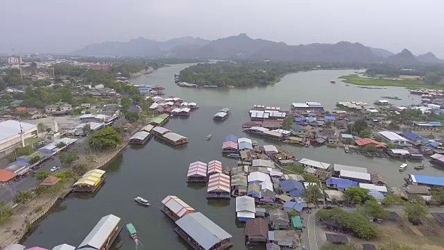 河上浮动房屋鸟瞰图视频素材