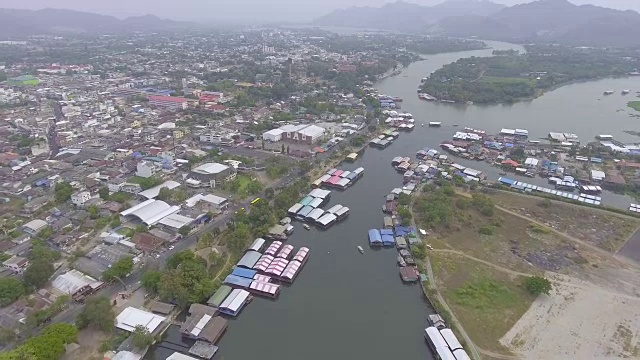 河上浮动房屋鸟瞰图视频素材