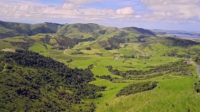 鸟瞰新西兰南岛的青山和山谷视频素材