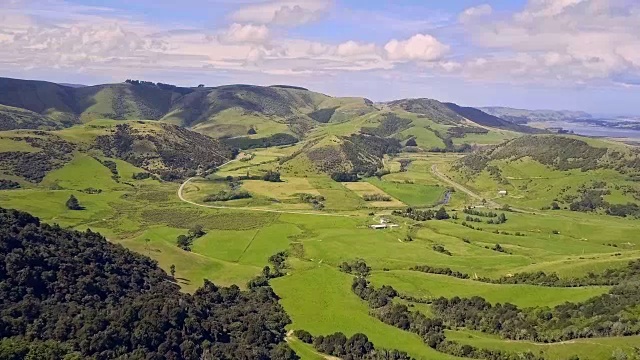 鸟瞰图绿色的山丘和山谷的南岛，新西兰视频素材