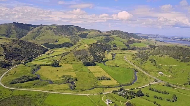 鸟瞰图绿色的山丘和山谷的南岛，新西兰视频素材