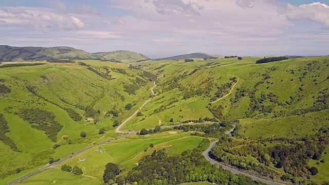 鸟瞰图绿色的山丘和山谷的南岛，新西兰视频素材