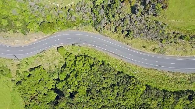 新西兰南岛的绿色山丘和公路鸟瞰图视频素材