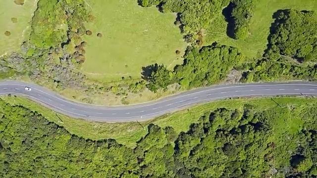 新西兰南岛的绿色山丘和公路鸟瞰图视频素材