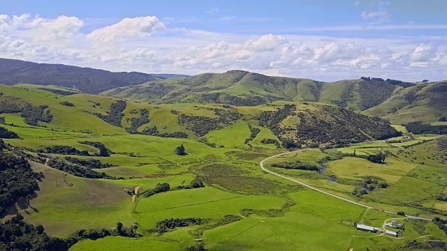 鸟瞰图绿色的山丘和山谷的南岛，新西兰视频素材