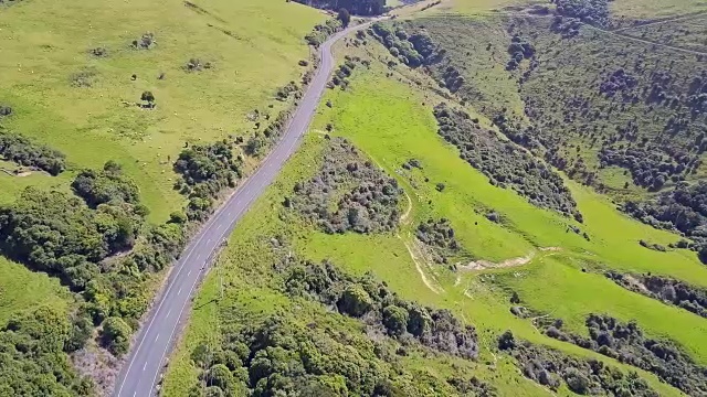 新西兰南岛的绿色山丘和公路鸟瞰图视频素材