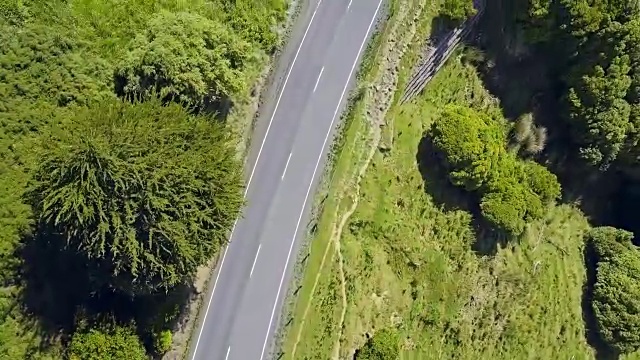 新西兰南岛的绿色山丘和公路鸟瞰图视频素材