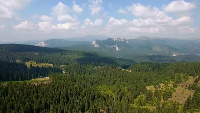 狭窄山谷和山脉的航拍镜头视频素材