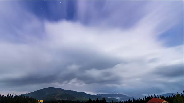 星星在夜空中松树上移动的时间间隔。视频素材