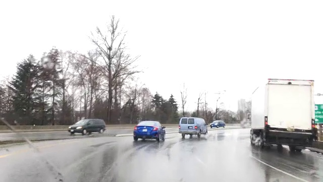 POV右转在大雨和雷暴天气恶劣视频素材