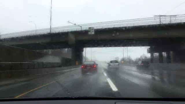 POV 1号公路在恶劣天气下有暴雨和雷暴视频素材