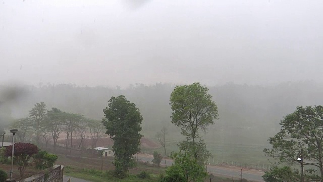 沉重的下雨了视频素材