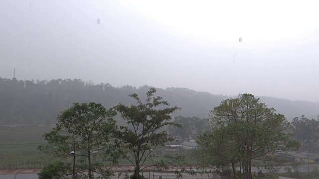 沉重的下雨了视频素材