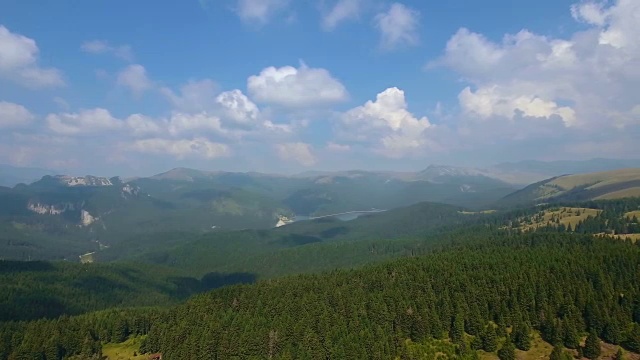 狭窄山谷和山脉的航拍镜头视频素材