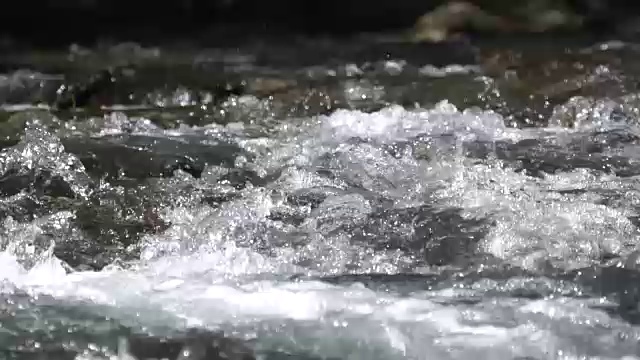 在这美丽的景色中，一条河流流过岩石视频素材