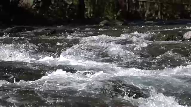 在这美丽的景色中，一条河流流过岩石视频素材