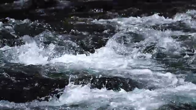 在这美丽的景色中，一条河流流过岩石视频素材