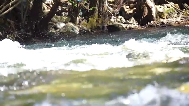 在这美丽的景色中，一条河流流过岩石视频素材