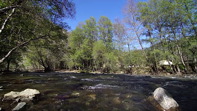 在这美丽的景色中，一条河流流过岩石视频素材