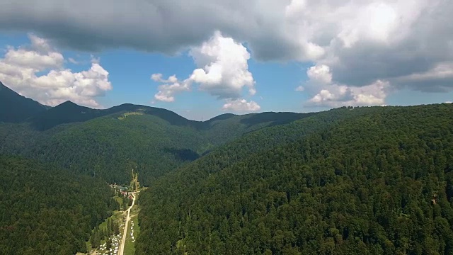 狭窄山谷和山脉的航拍镜头视频素材