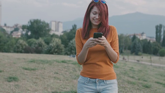 年轻女子在户外玩游戏。视频素材