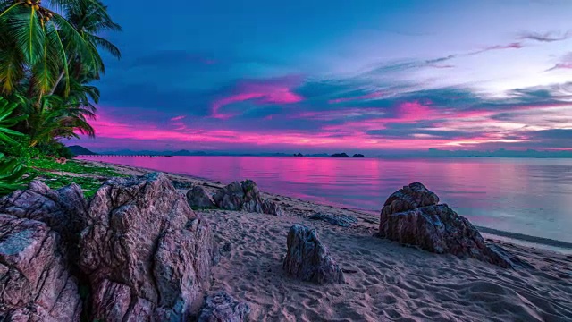令人难以置信的紫色日落在海和岩石的海滩，苏梅岛，泰国视频素材