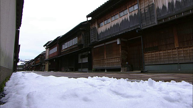 白雪皑皑的东茶屋区在日本金泽视频素材