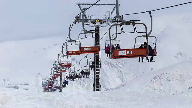 现代座椅滑雪缆车在滑雪胜地在多雾的天气视频素材