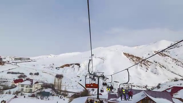 在滑雪胜地的缆车上快速时间推移滑雪视频素材