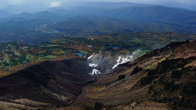 从旭鹤山(日本北海道最高的山)山顶俯瞰美丽的景色。时间流逝视频素材