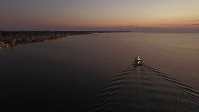 空中飞行在希腊的海平面和海岸线上视频素材