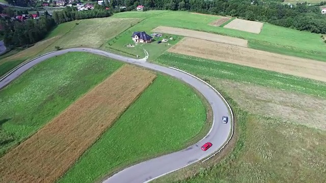 汽车在蜿蜒曲折的道路上行驶的天线视频素材