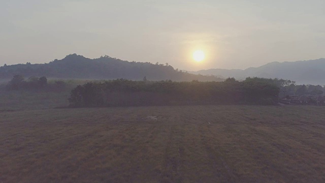 乡村的日出。天线。视频下载