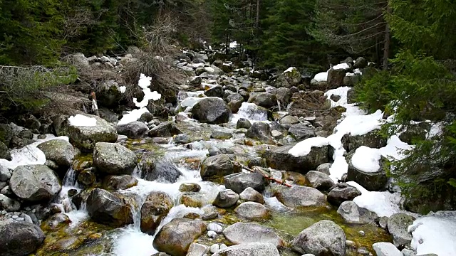 山区河流的石头视频素材