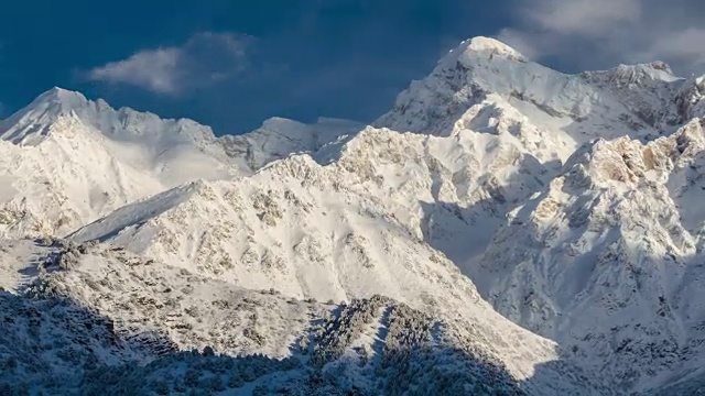 雪峰上的云朵视频素材