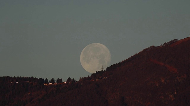 月亮在卡达达，提契诺视频下载