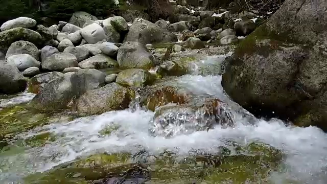 山区河流的石头视频下载