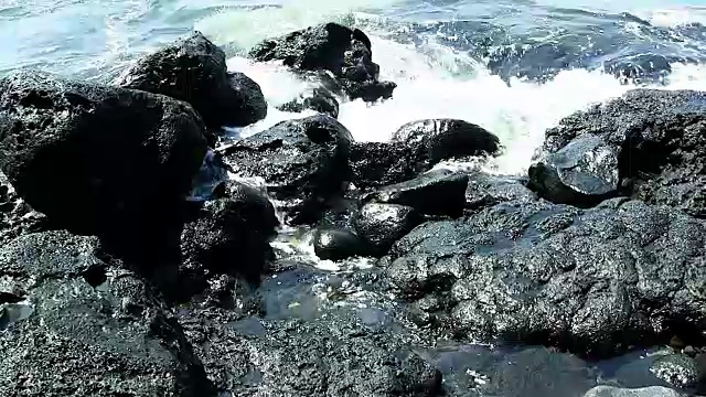 海浪冲击黑色熔岩岩海岸科纳夏威夷视频素材