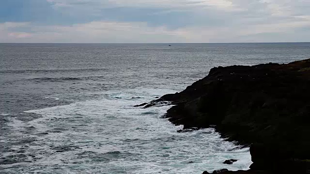 海浪对黑熔岩海岸的Depoe湾俄勒冈州视频素材