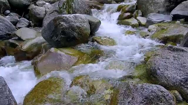 山区河流的石头视频素材